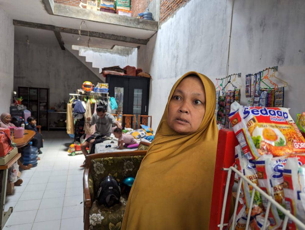 Dewi, Tetangga korban KDRT di Perumahan Bumi Mondoroko Raya Blok GO1 Nomor 32, Desa Watugede. (IDN Times/Rizal Adhi Pratama)