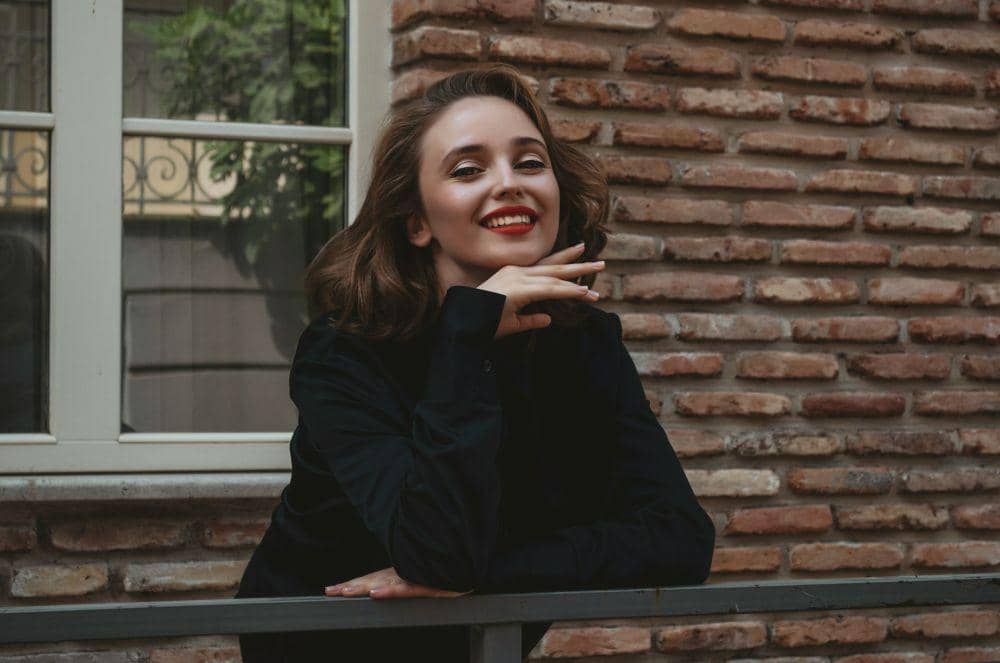 ilustrasi cewek tersenyum bahagia (unsplash.com/Nataliia Rabinovych)