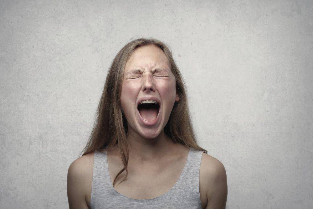 ilustrasi seorang wanita emosi (pexels.com/Andrea Piacquadio)