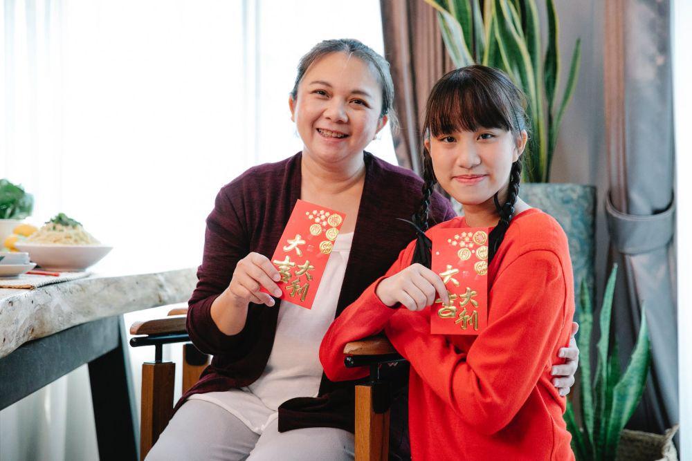 7 Fakta Angpao Imlek, Bukan Sekadar Memberikan Uang
