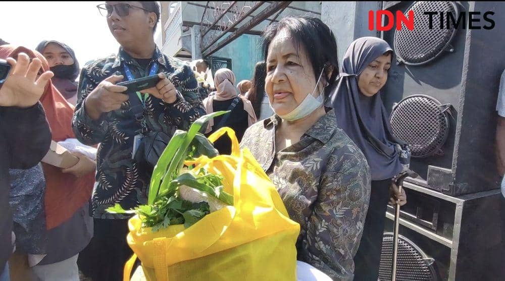 Pembagian sayur gratis di Kampung Mojo,Solo sebagai Kampung Gibran. (IDN Times/Larasati Rey)