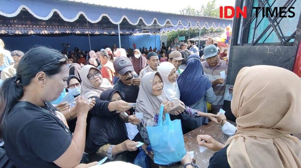Pembagian sayur gratis di Kampung Mojo,Solo sebagai Kampung Gibran. (IDN Times/Larasati Rey)