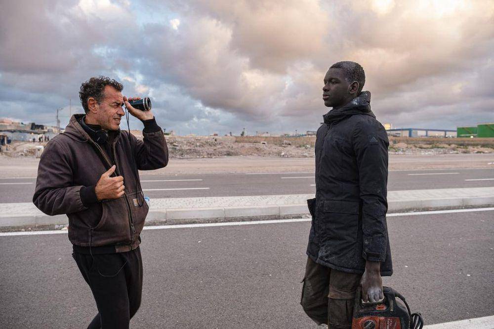 Matteo Garrone (kiri) bersama Seydou Sarr di set film Io Capitano (instagram.com/matteo_garrone_official)