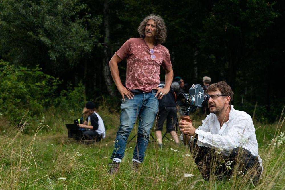 Jonathan Glazer (kiri-tengah) dan sinematografer Lukasz Zal (kanan) di set film The Zone of Interest (instagram.com/am_cinematheque)