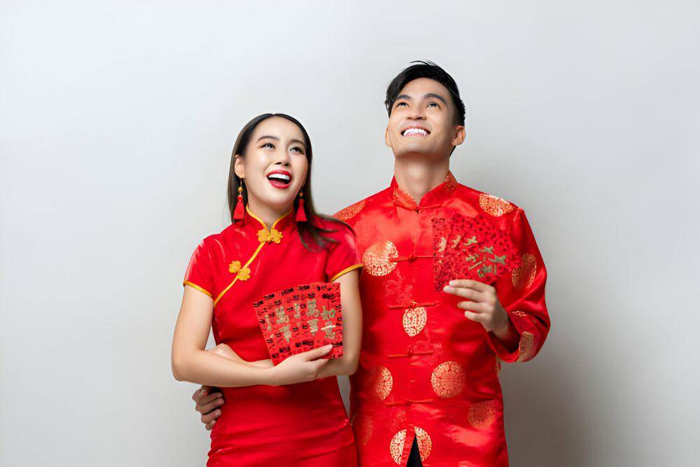 ilustrasi pasangan merayakan Imlek (istockphoto.com/Atstock Productions)
