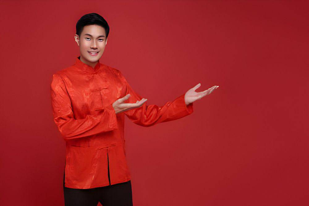 ilustrasi pria mengenakan Cheongsam (istockphoto.com/baramee2554)