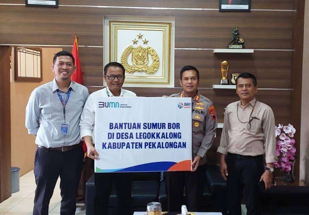 BRI Kantor Cabang Pekalongan memberikan bantuan pembuatan sumur bor bagi warga Dukuh Kalijoyo, Desa Desa Legokkalong, Kecamatan Karanganyar, Kabupaten Pekalongan, belum lama ini. (dok. BRI)