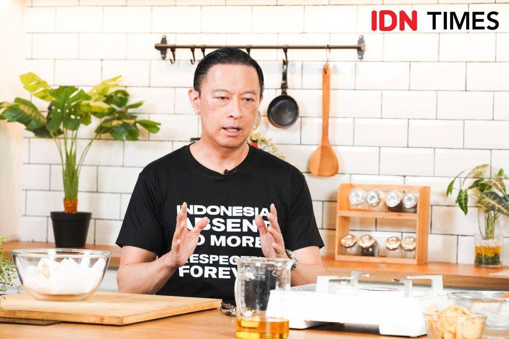 Tom Lembong dalam acara RealTalk with Uni Lubis dengan tema "POV Tom Lembong Soal Pilpres 2024". (IDN Times/Tata Firza)