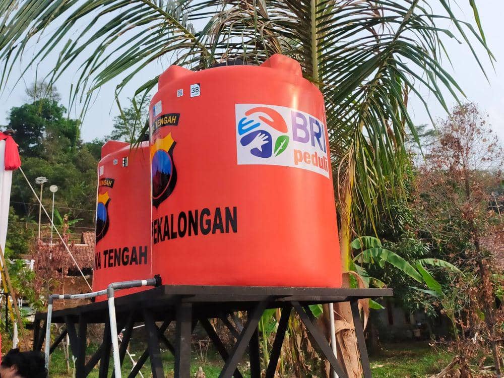 BRI Kantor Cabang Pekalongan memberikan bantuan pembuatan sumur bor bagi warga Dukuh Kalijoyo, Desa Desa Legokkalong, Kecamatan Karanganyar, Kabupaten Pekalongan, belum lama ini. (dok. BRI)