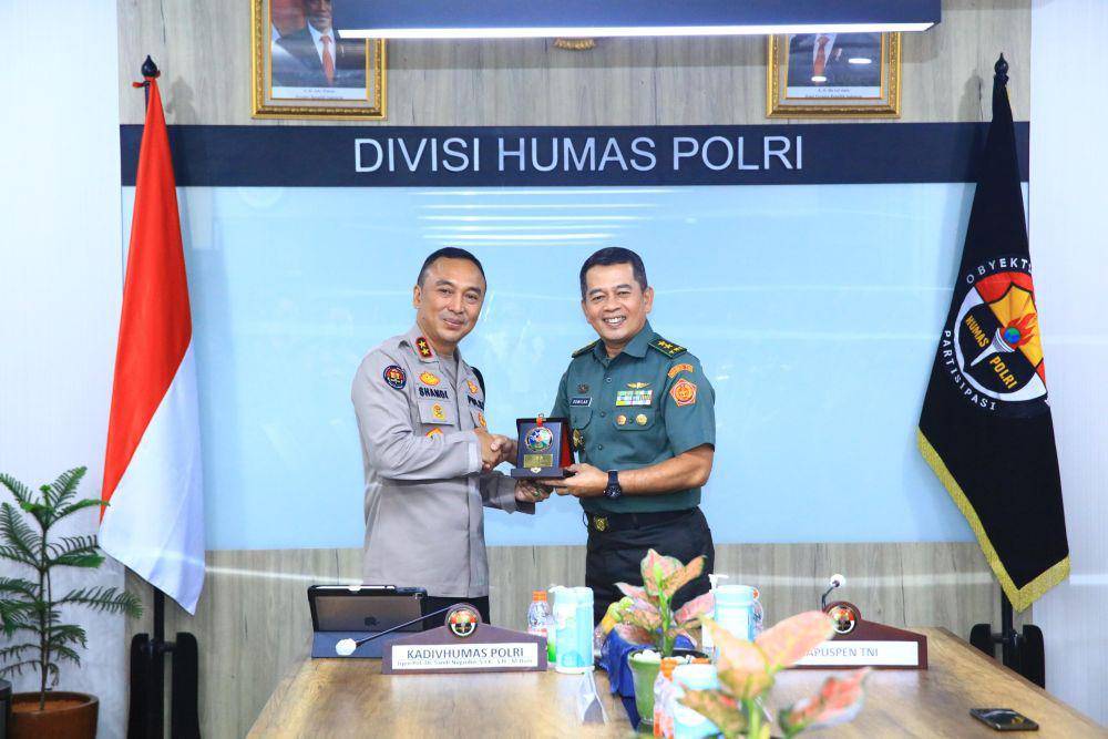 Kadiv Humas Polri Irjen. Pol. Sandi Nugroho menerima kunjungan Kapuspen TNI Nugraha Gumilar beserta rombongan di Gedung Humas Polri, Kamis (25/1/24). (dok. Humas Polri)