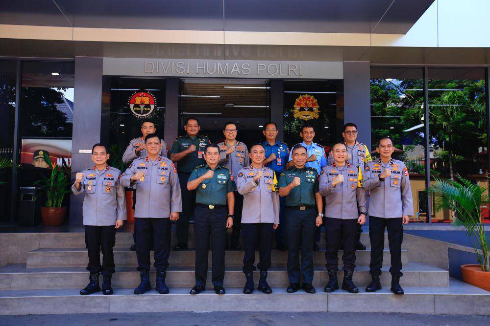 Kadiv Humas Polri Irjen. Pol. Sandi Nugroho menerima kunjungan Kapuspen TNI Nugraha Gumilar beserta rombongan di Gedung Humas Polri, Kamis (25/1/24). (dok. Humas Polri)