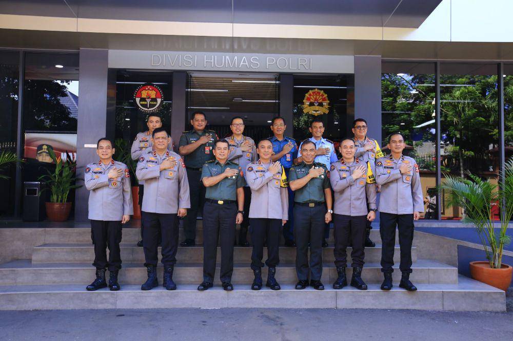 Kadiv Humas Polri Irjen. Pol. Sandi Nugroho menerima kunjungan Kapuspen TNI Nugraha Gumilar beserta rombongan di Gedung Humas Polri, Kamis (25/1/24). (dok. Humas Polri)