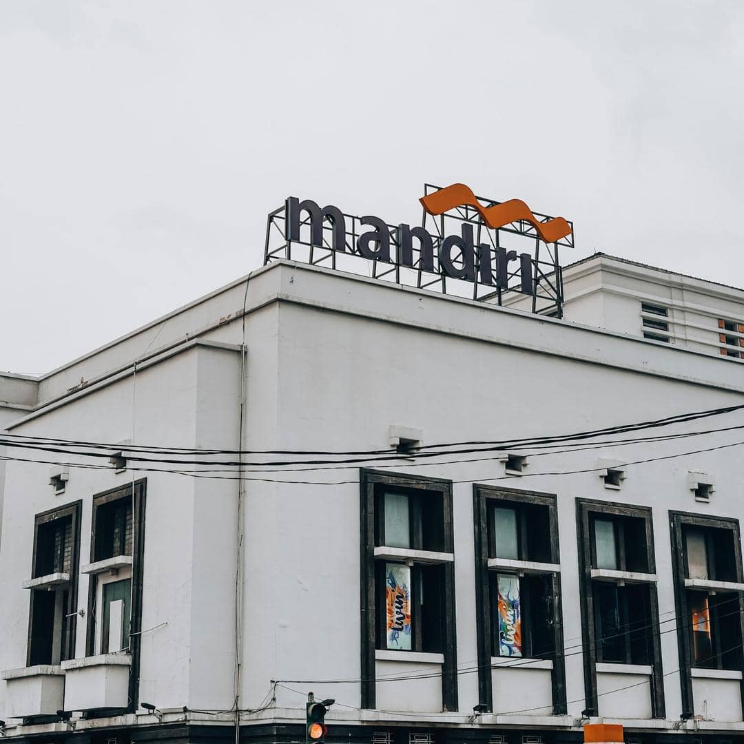 Ilustrasi kantor Bank Mandiri (Unsplash/@agnisyulia)