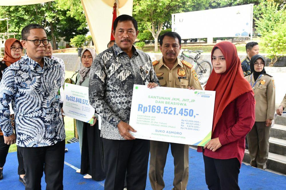 BPJS Ketenagakerjaan Jateng-DIY Serahkan Santunan Kecelakaan Kerja