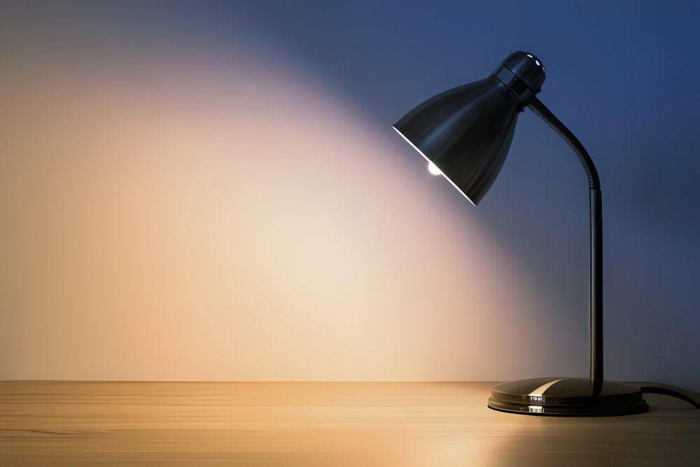 ilustrasi lampu baca (istockphoto.com/Tunatura)