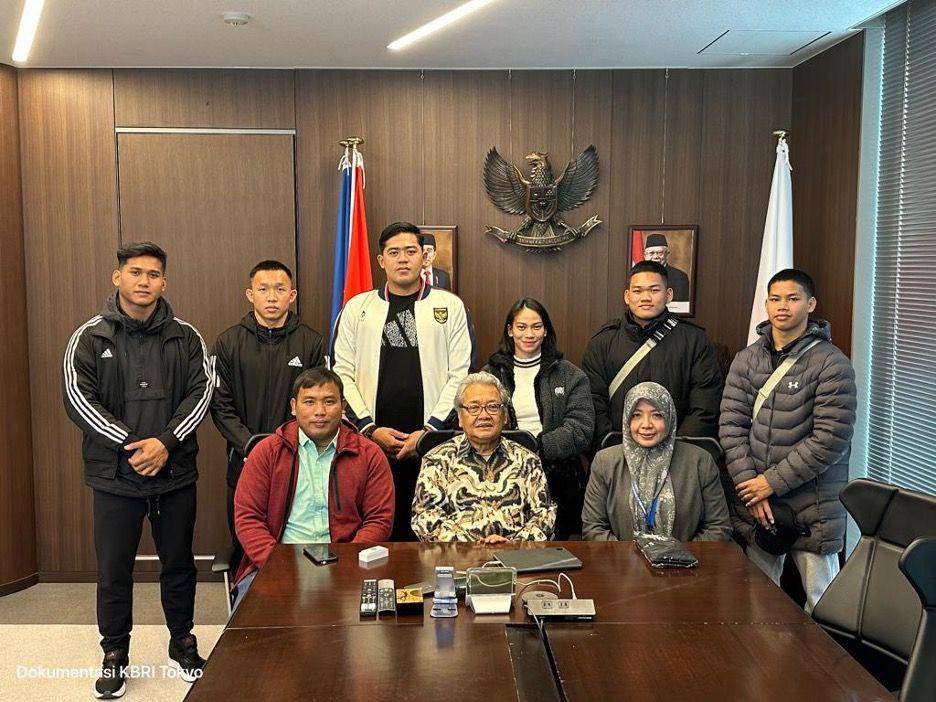 Duta Besar RI untuk Jepang Heri Akhmadi (tengah duduk) bersama tim judo Indonesia. (dok. KBRI Tokyo)