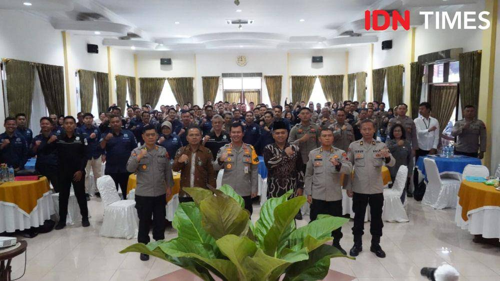 Kabid Humas Polda Jateng Kombes Pol Stefanus Satake Bayu Setianto bersama jajaram Kodam Diponegoro saat memantapkan sikapnya terkait perilaku netralitas selama Pemilu 2024. (IDN Times/Fariz Fardianto)