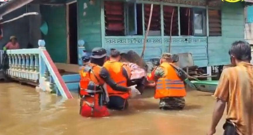 (Tim SAR saat mengevakuasi jasad bocah tenggelam di Sungai Musi Kabupaten Banyuasin) IDN Times/istimewa