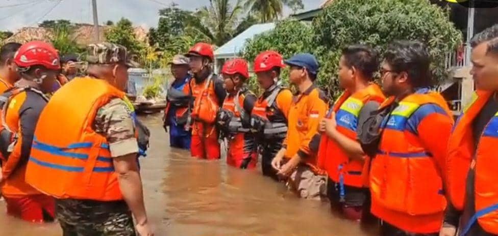 (Tim SAR saat mengevakuasi jasad bocah tenggelam di Sungai Musi Kabupaten Banyuasin) IDN Times/istimewa