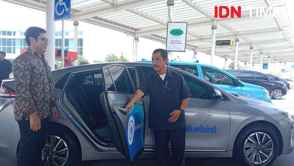 Seorang sopir rental Blue Bird saat berada di pelataran parkir Bandara Ahmad Yani Semarang. (IDN Times/Fariz Fardianto)