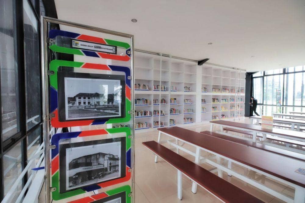 Perpustakaan Alun-alun, Bisa Baca Buku dengan Pemandangan Masjid Raya