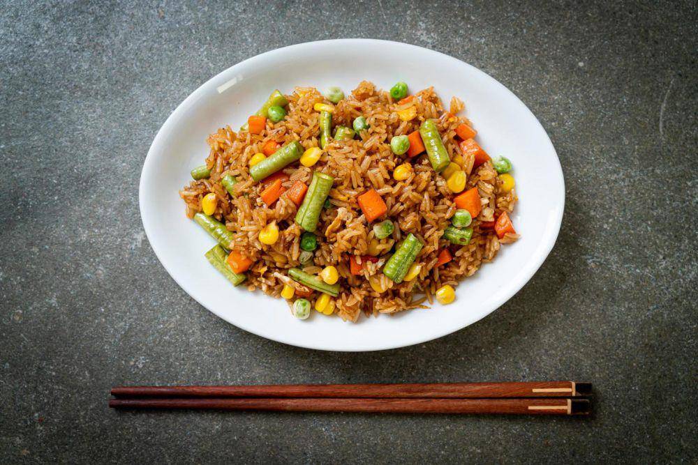 nasi goreng (vecteezy.com/Natthapon Ngamnithiporn)