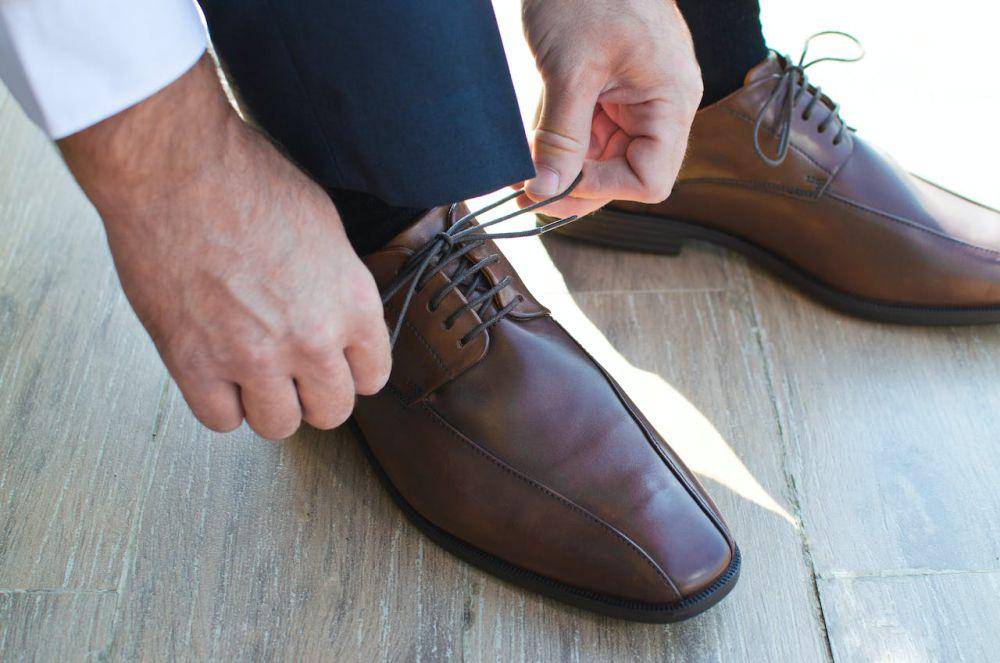 ilustrasi memakai sepatu (pexels.com/Lukas)
