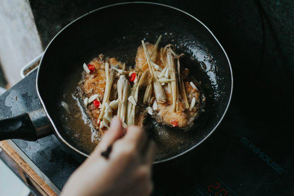 ilustrasi menumis bumbu (unsplash.com/@nguyendhn)