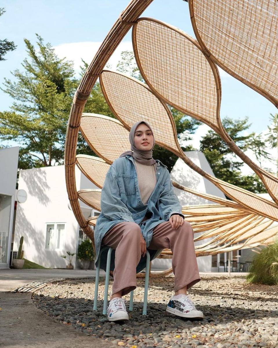 Salah satu ide kreatif Alifa Adelia dalam padankan outfit denim (instagram.com/alifaadelia)