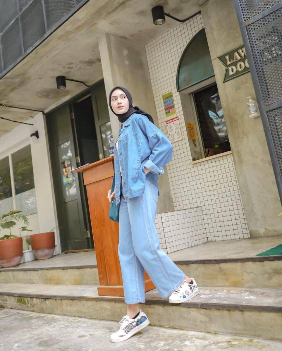 Salah satu ide kreatif Alifa Adelia dalam padankan outfit denim (instagram.com/alifaadelia)