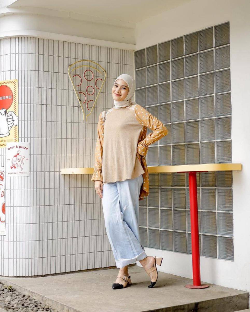 Salah satu ide kreatif Alifa Adelia dalam padankan outfit denim (instagram.com/alifaadelia)