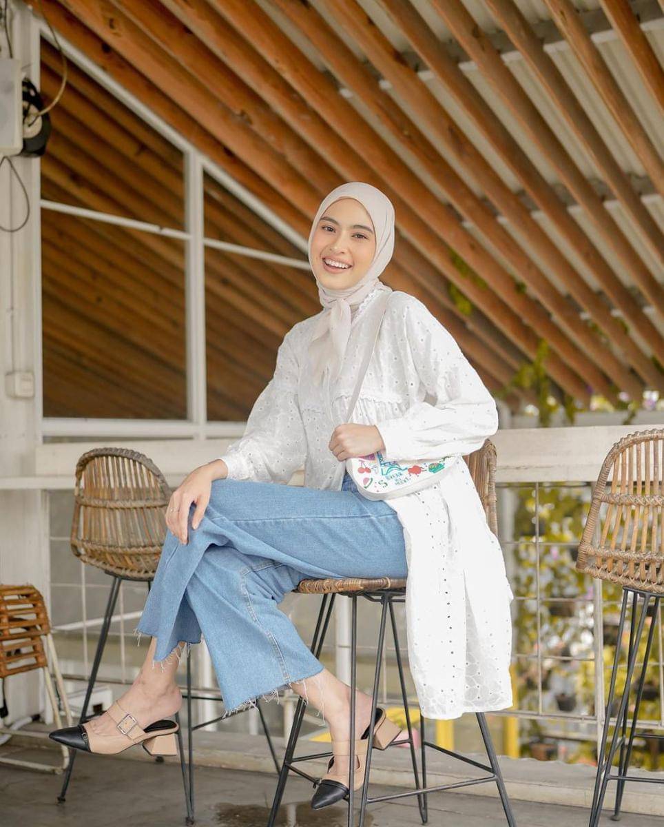 Salah satu ide kreatif Alifa Adelia dalam padankan outfit denim (instagram.com/alifaadelia)