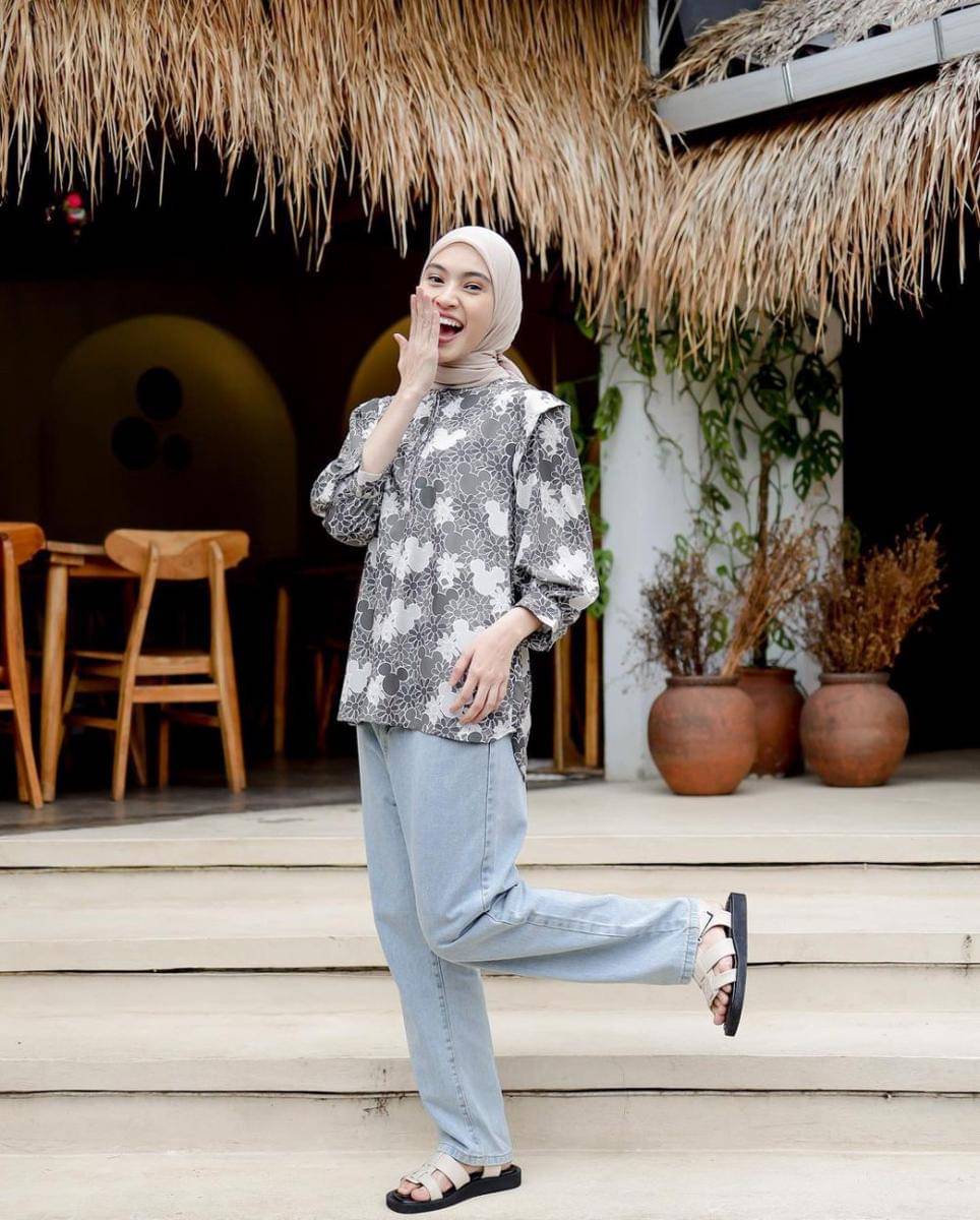 Salah satu ide kreatif Alifa Adelia dalam padankan outfit denim (instagram.com/alifaadelia)
