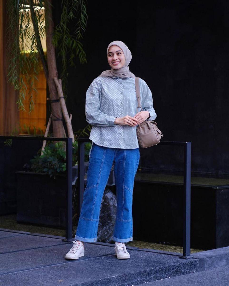 Salah satu ide kreatif Alifa Adelia dalam padankan outfit denim (instagram.com/alifaadelia)