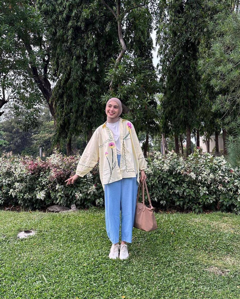 Salah satu ide kreatif Alifa Adelia dalam padankan outfit denim (instagram.com/alifaadelia)