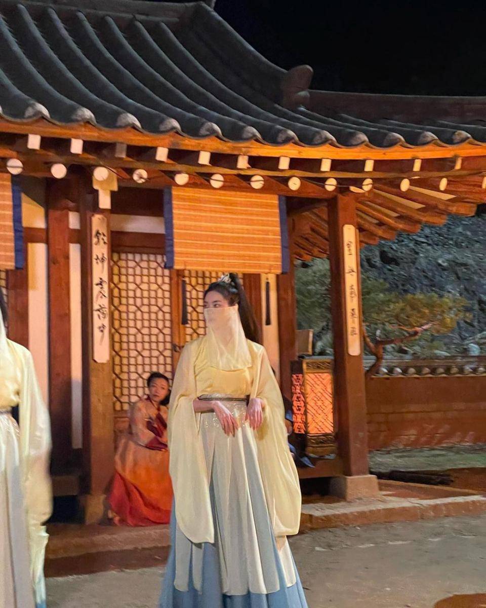 potret Hong Ye Ji di balik layar drama Love Song for Illusion (instagram.com/red._.yeji_)