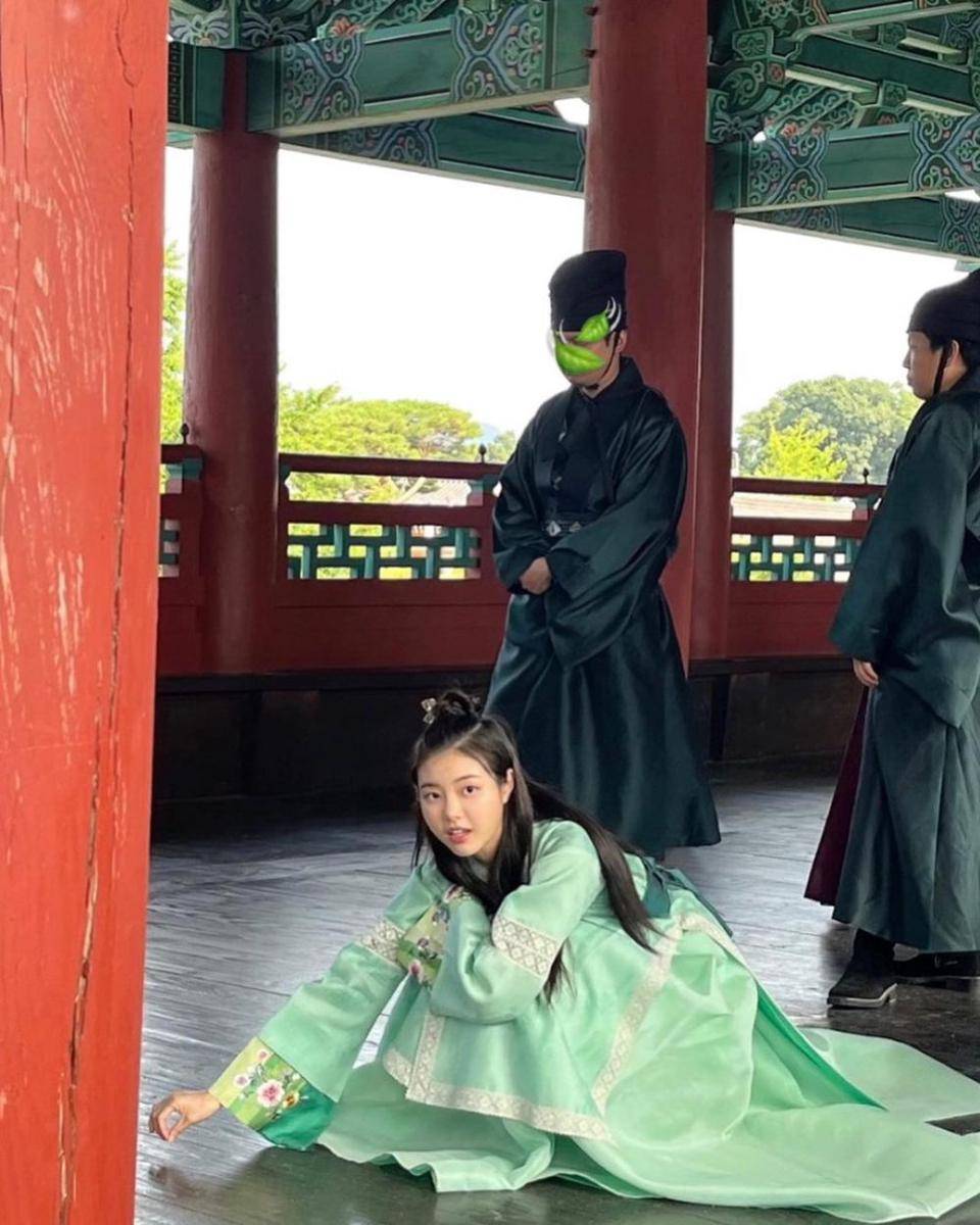 potret Hong Ye Ji di balik layar drama Love Song for Illusion (instagram.com/red._.yeji_)