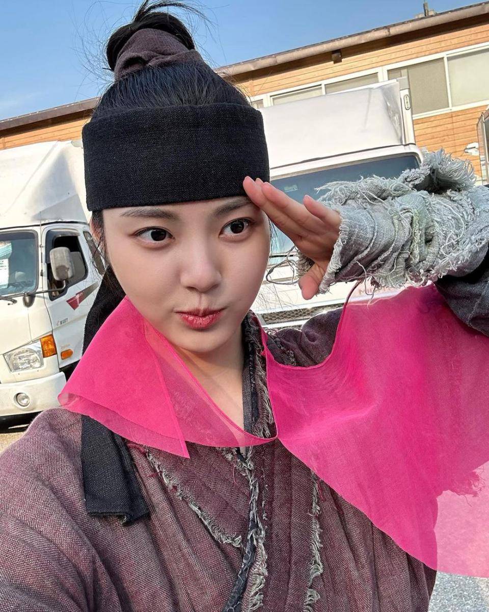 potret Hong Ye Ji di balik layar drama Love Song for Illusion (instagram.com/red._.yeji_)