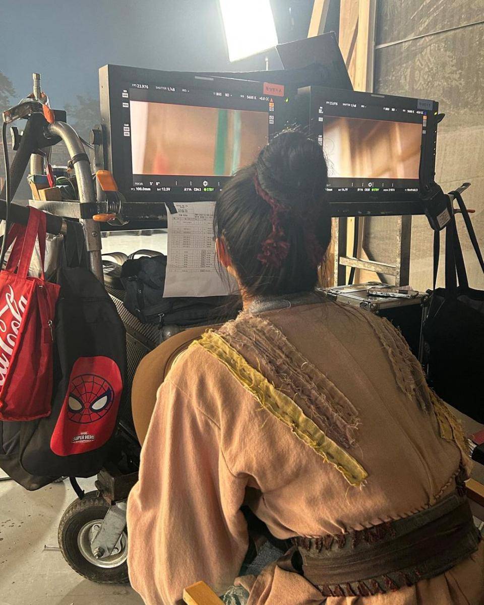 potret Hong Ye Ji di balik layar drama Love Song for Illusion (instagram.com/red._.yeji_)