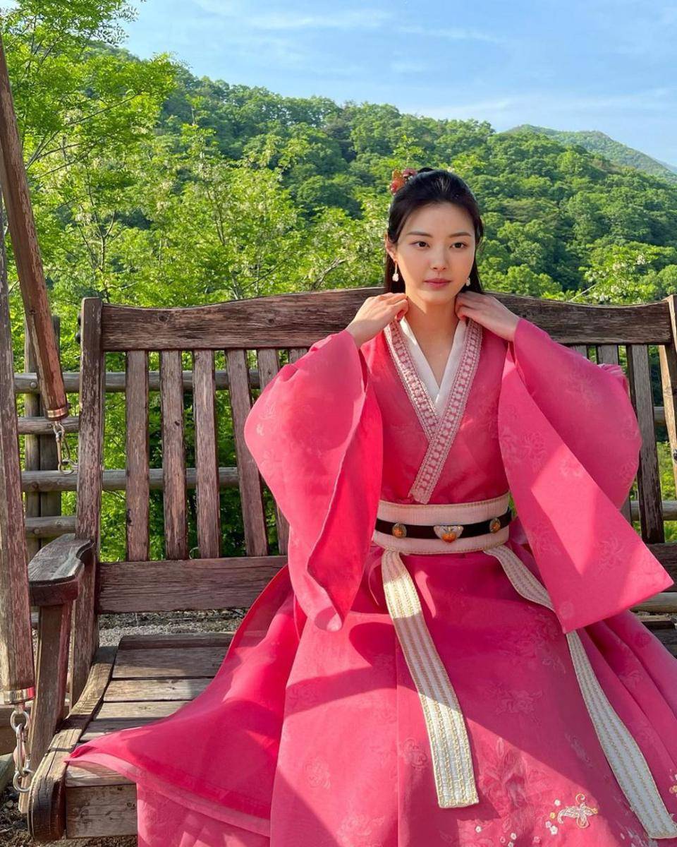 potret Hong Ye Ji di balik layar drama Love Song for Illusion (instagram.com/red._.yeji_)