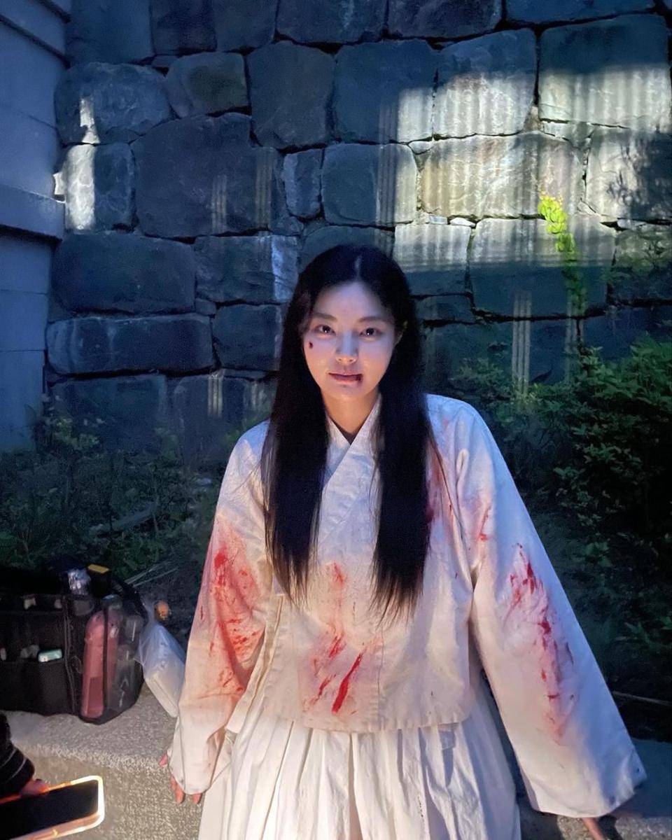 potret Hong Ye Ji di balik layar drama Love Song for Illusion (instagram.com/red._.yeji_)