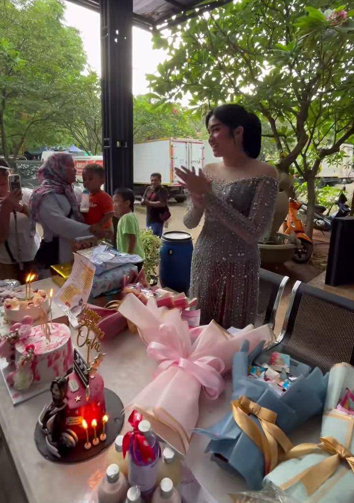 potret perayaan ultah ke-25 Ochi Rosdiana di lokasi syuting (instagram/ochi24)