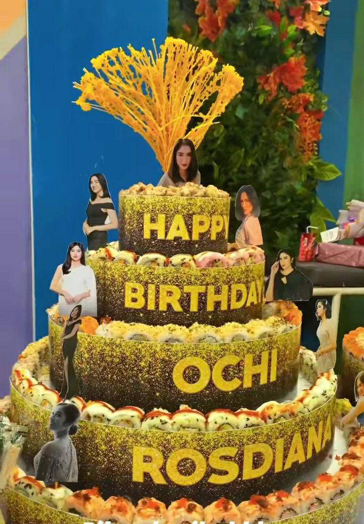 potret perayaan ultah ke-25 Ochi Rosdiana di lokasi syuting (instagram/ochi24)