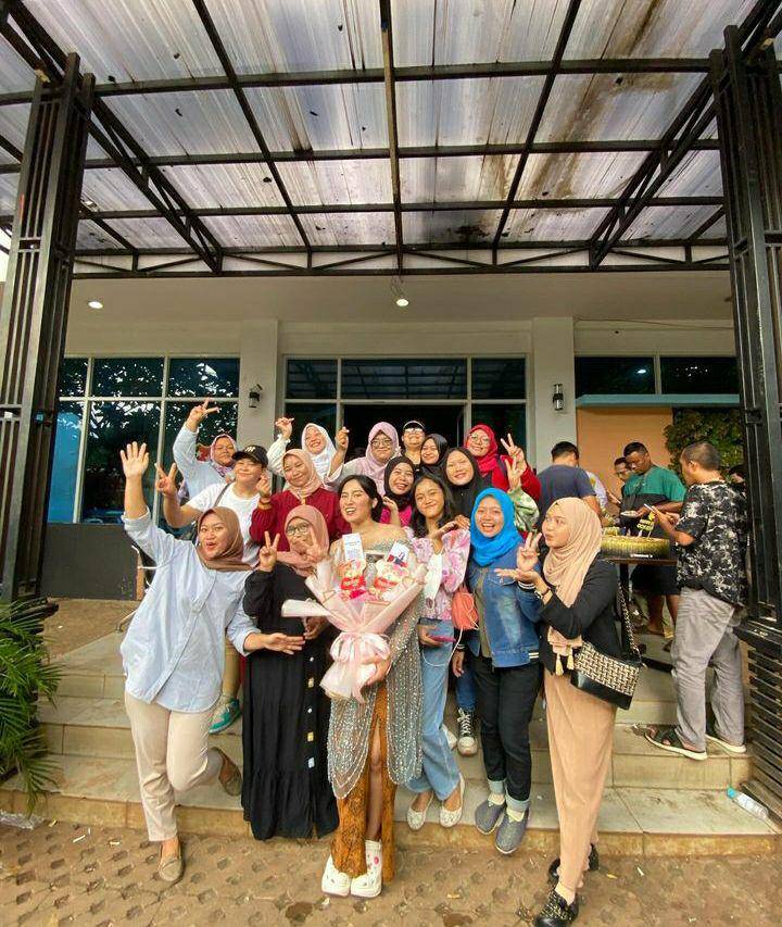 potret perayaan ultah ke-25 Ochi Rosdiana di lokasi syuting (instagram/ochilovers_indonesia)