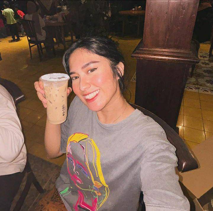 potret perayaan ultah ke-25 Ochi Rosdiana di lokasi syuting (instagram/ochi24)