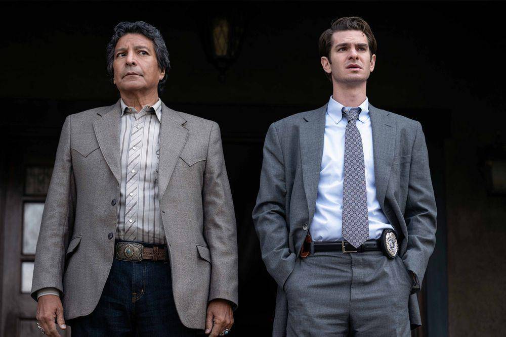 Gil Birmingham dan Andrew Garfield dalam serial Under the Banner of Heaven (dok. FXP/Under the Banner of Heaven)