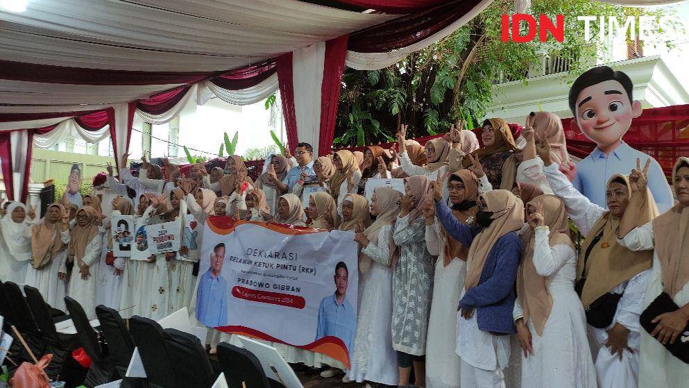 Relawan Ketuk Pintu (RKP) di rumah Prabowo, Jalan Kertanegara IV, Kebayoran Baru, Jakarta Selatan, Sabtu (17/1/2024) (IDN Times/Yosafat Diva Bayu Wisesa)