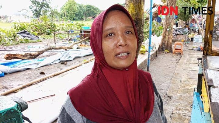 Suparmi, pedagang pangsit korban angin puting beliung, Sabtu (27/1/2024).(IDN Times/Cokie Sutrisno).
