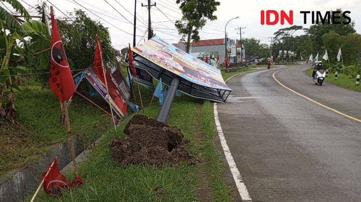 Baliho yang roboh saat jalan sedang sepi, Sabtu (27/1/2024).(IDN Times/Cokie Sutrisno).