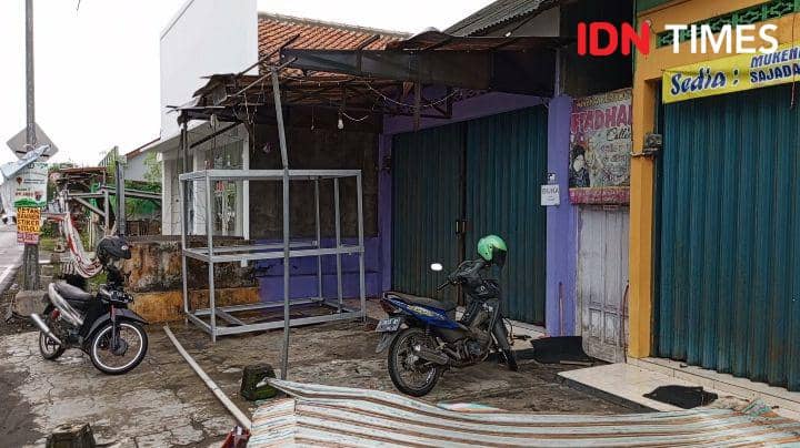 Kanopi didepan rumah milik Mustar ambruk dan menimpa 3 motor, Sabtu (27/1/2024).(IDN Times/Cokie Sutrisno).
